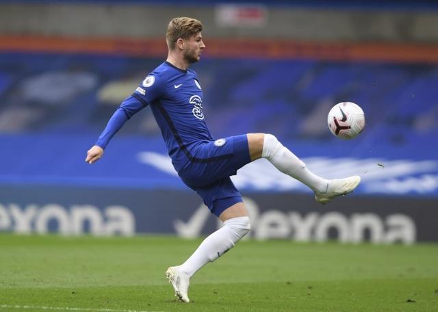 球员赛后把球鞋送给小球迷