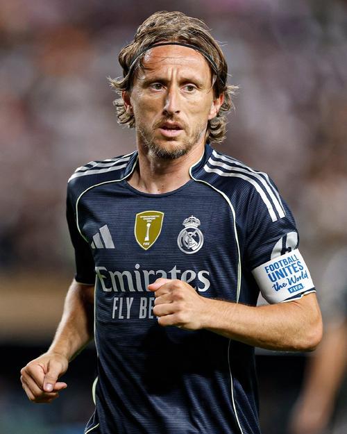 足球报：申花将利用今年最后两场亚冠来决定人员的去留