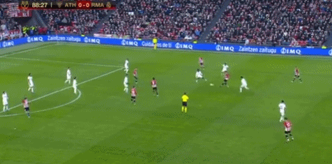 广东队在CBA俱乐部杯首战遭遇惨败，落后山西14分，外援表现不佳，失误频繁，防守被压制。